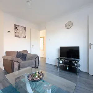 Lovely 1 Bedroom Maisonette Close To Airport, Town And Train Station Luton (Bedfordshire)